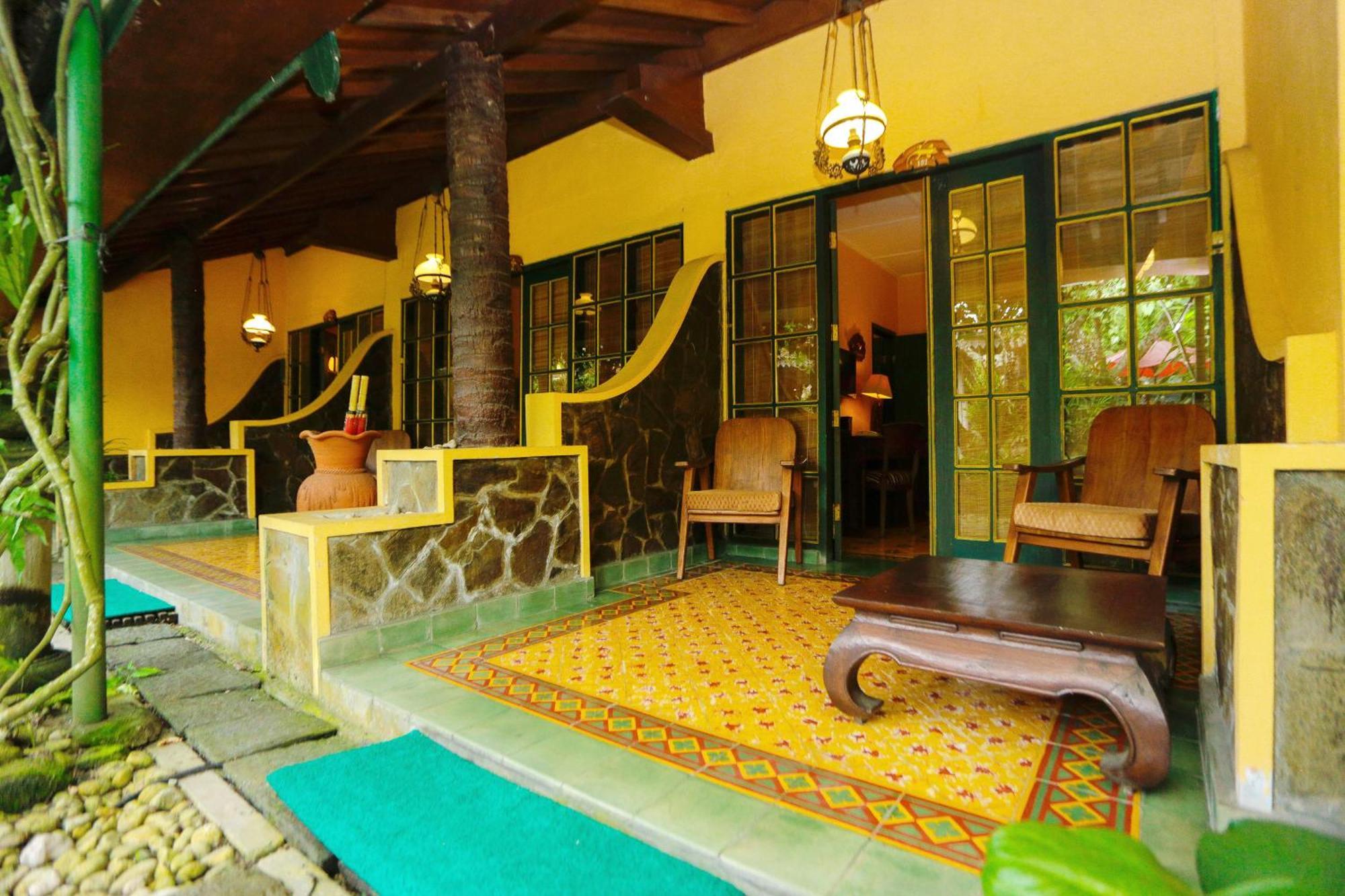 होटल Jogja Village